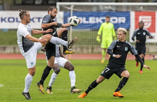 Dva strela proti golu je sprožil tudi Tim Vodeb (levo), za Olimpijo 
pa je prvi zadel Stefan Savić (desno).