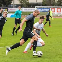 Strelec tretjega zadetka Aris Zarifović (v ospredju) v boju z mladim 
reprezentantom Erikom Gliho.