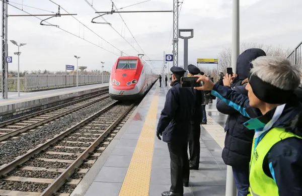 Trinajst mesecev po položitvi temeljnega kamna so na tržaškem 
letališču danes dopoldne uradno otvorili intermodalno središče.