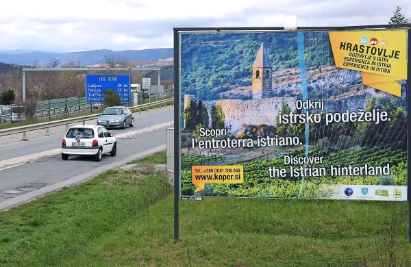 Žaljive plakate so odstranili