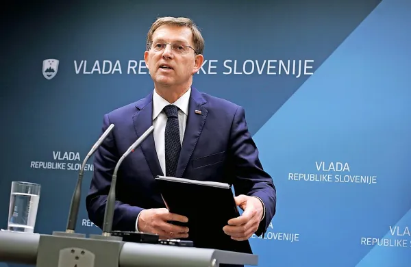 Premier v odstopu  Miro Cerar bo danes v DZ najprej odgovarjal na  
vprašanja poslancev, jutri pa jim bo obrazložil svoj  odstop.

