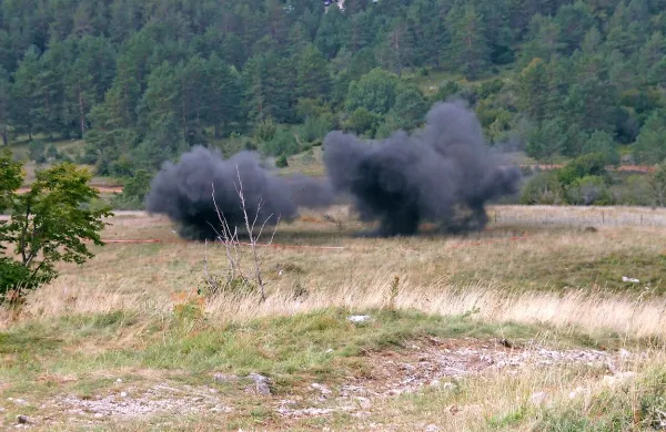Kako se do virov pitne vode v kraškem svetu okoli  Počka pretakajo 
podzemne vode, je neznanka, zato bo država težko dokazala, da 
vpliva vadišča nanje ni. 