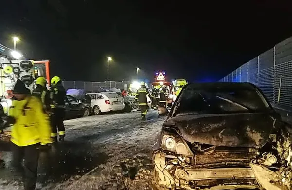 Prizor na avtocesti pri  Ravbarkomandi je v nedeljo zvečer 
spominjal na vojno razdejanje.