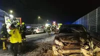 Prizor na avtocesti pri  Ravbarkomandi je v nedeljo zvečer 
spominjal na vojno razdejanje.