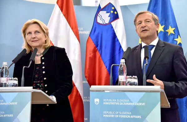  Avstrijska zunanja ministrica Karin Kneissl je po  pogovorih z 
zunanjim ministrom Karlom Erjavcem poudarila, da Avstrija 
podpira stališče Slovenije glede arbitražne razsodbe o meji med 
Slovenijo in Hrvaško.