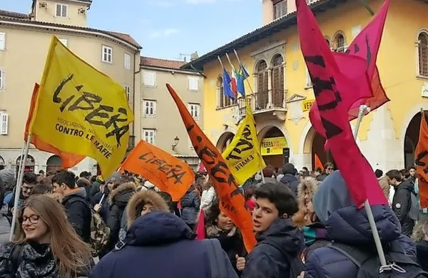 Današnji slovesnosti na Trgu Marconi v Miljah so se pridružili tudi 
učenci in dijaki.