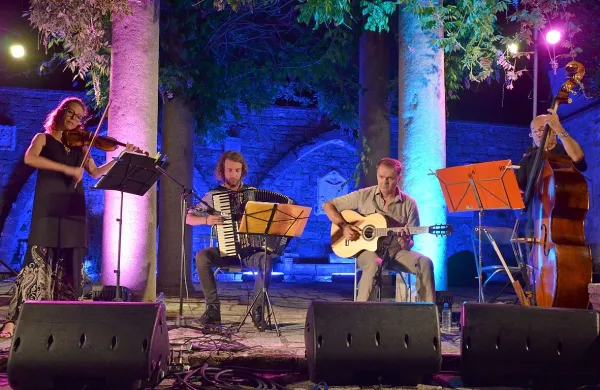 Utrinek z lanskoletnega festivala JEFF, ki se je začel z nastopoma 
zasedb Veja in  Kontra Kvartet (na fotografiji).