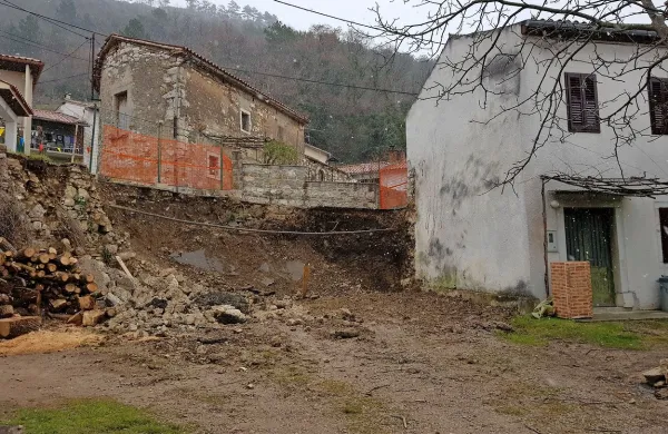 Nekatere domačine je zaskrbelo, da bi se lahko zaradi porušenega 
podpornega zidu sprožil  večji plaz, ki bi  ogrozil njihove hiše. 