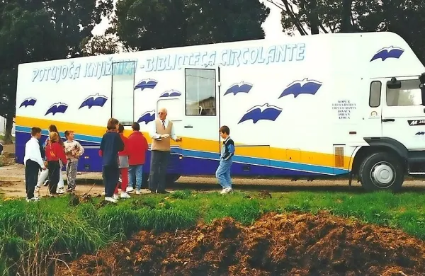 Osrednja knjižnica Srečka Vilharja  načrtuje nakup novega bibliobusa, saj dosedanji ne ustreza več knjižničnim normam. V 
okviru projekta Koprski bibliobus za Slovence v BIH ga bodo 
podarili Narodni in univerzitetni knjižnici Republike Srbske v 
Banja Luki.