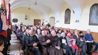 Slovesnost je napolnila samostansko dvorano. 