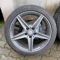 Policisti iščejo lastnika štirih mercedesovih platišč z michelinovimi gumami.