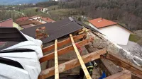 V &Scaron;empasu je sunek vetra odkril streho