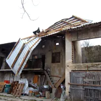 V &Scaron;empasu je sunek vetra odkril streho