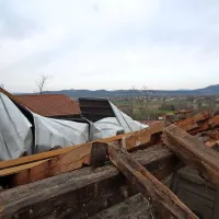 V &Scaron;empasu je sunek vetra odkril streho