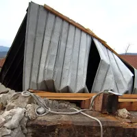 V &Scaron;empasu je sunek vetra odkril streho