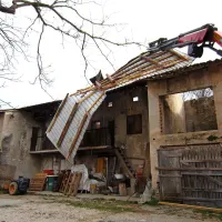 V &Scaron;empasu je sunek vetra odkril streho