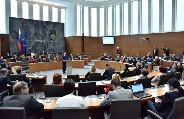 Po nastopu Mira Cerarja, ki je poslance seznanil z odstopom, je 
predsednik države Borut Pahor že začel pogovore o razpisu 
volitev.