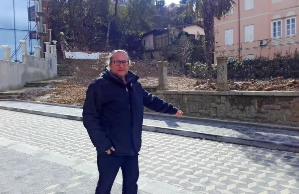 Miran Ibrahimagić izpostavi, da je  eden od sosedov  lani tlakoval 
dovozno pot do njegove garaže  in uredil parkirišča za  sosede. Prav 
tu  pa  načrti predvidevajo   tudi uvoz  do hotelske garaže.

