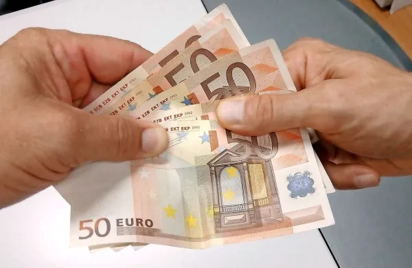Kupci so za ponarejena potrdila o šolanju odšteli od 80 do 200 
evrov.