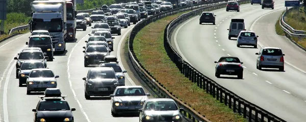 Bomo shuj&scaron;ali ali kupili &scaron;ir&scaron;e hlače?