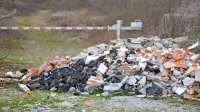  Namesto da bi jih odpeljali v   Staro Goro,   gradbene odpadke nekateri odložijo kar ob vrtojbenski 
obvoznici.