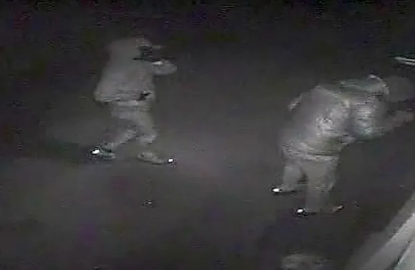 V noči na sredo sta dva moška vlomila v prostore PGD Kanal (na posnetku z njihove varnostne kamere), tretji pa je stražil na dovozu.