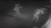 V noči na sredo sta dva moška vlomila v prostore PGD Kanal (na posnetku z njihove varnostne kamere), tretji pa je stražil na dovozu.