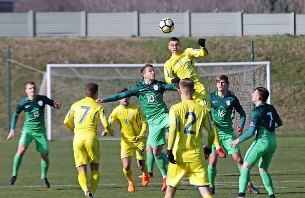 Slovenski nogometaši do 21 let (v zelenih dresih)  so izgubili z 
ukrajinskimi vrstniki. 