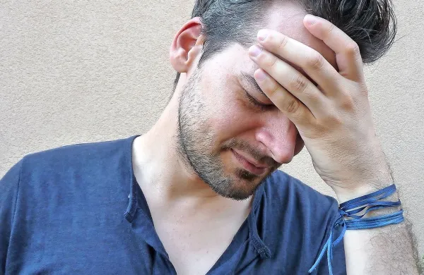 10 dejavnikov, ki lahko sprožijo glavobol