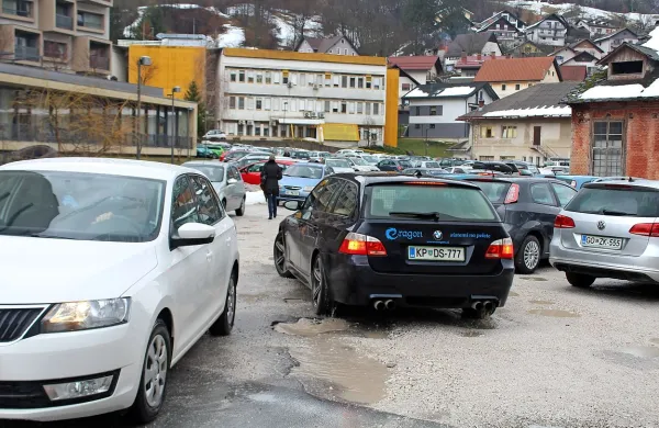 O  razpadajoči in zaparkirani Uti  je v Idriji govora že nekaj desetletij, razmere pa se samo slabšajo.


