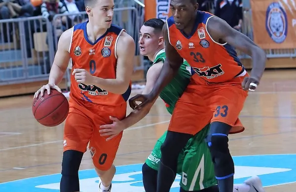 Matic Rebec (levo) je bil v drugem polčasu  neustavljiv za  obrambo 
Ilirije.