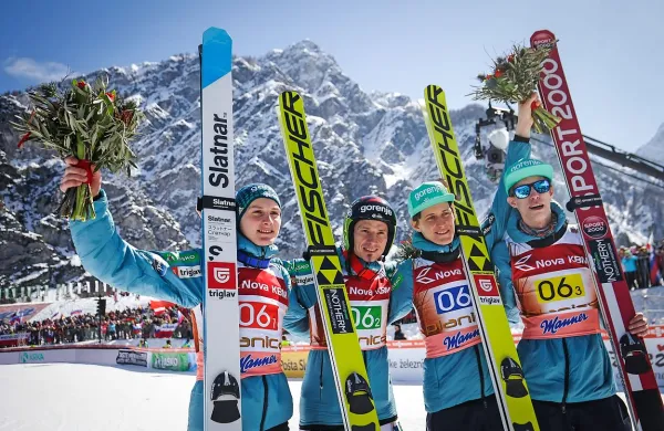 Slovenska ekipa na zmagovalnem odru - z  leve so Domen Prevc, 
Robert Kranjec, Peter Prevc in Anže Semenič.