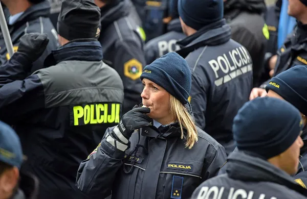 Policijska sindikata začasno prekinila stavkovne aktivnosti