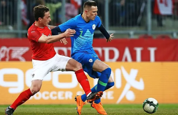 Josip Iličić (desno) je bil v dvoboju z Avstrijo najnevarnejši 
slovenski posameznik. 