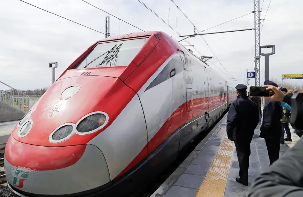 Neposredno povezavo do železniške postaje Trst in zvezo na vlake 
po Italiji omogočata iz Ljubljane trenutno dva avtobusa dnevno.   