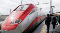 Neposredno povezavo do železniške postaje Trst in zvezo na vlake 
po Italiji omogočata iz Ljubljane trenutno dva avtobusa dnevno.   