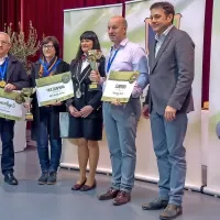 Najboljši pridelovalci olja z županom Matejem Arčonom in vodjo 
TIC Dejano Baša (prvi in tretja z desne). 