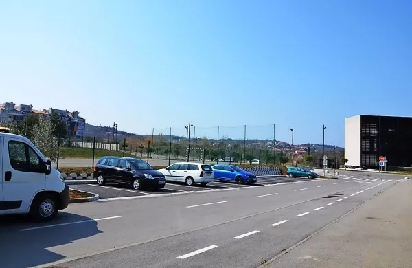 Na pobudo sveta za preventivo in vzgojo v cestnem prometu je 
Občina Izola zgradila novo parkirišče za potrebe Osnovne šole 
Livade.