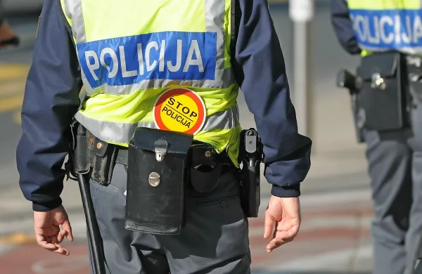 Zaradi pasti, ki so jo prometni policisti novembra leta 2015 nastavili ministru Borisu Koprivnikarju, je 
Miha Sakač ostal brez službe. Delovno sodišče je že drugič ugotovilo, da je bila odpoved zakonita. 