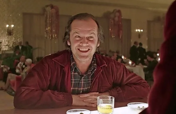 Žametni jopič v barvi burgundca, ki ga je v kultnem filmu 
Izžarevanje nosil Jack Nicholson, je bil prodan za kar 19.000 evrov, 
medtem ko je bila izklicna cena zanj 10.000 evrov.