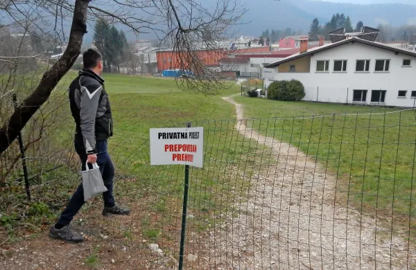 Fant je na poti v službo v obrtni coni v stiski s časom pač prestopil 
že pred tem ukrivljeno ograjo.  