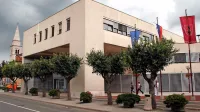 Na koprskem okrožnem sodišču se je pred dnevi zaključilo sojenje 
Dolenjcu, ki je  nastopal kot posrednik pri izdaji ponarejenega 
vozniškega dovoljenja. Pred desetimi leti ga je izdala nekdanja 
uradnica sežanske upravne enote.