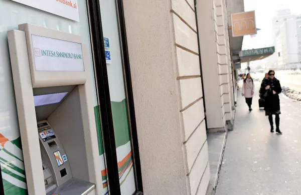 Nadomestilo za menjavo valute za zdaj zaračunavata NLB in Intesa 
Sanpaolo.