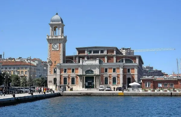  V času postanka ladij, predvidoma do srede, 4. aprila, je tržaška 
občina  na trgu Marinai d'Italia in ribiškem pomolu uvedla  
prepoved vstopa, prehoda in  ustavljanja  avtomobilov, na to 
območje se ne sme niti peš.