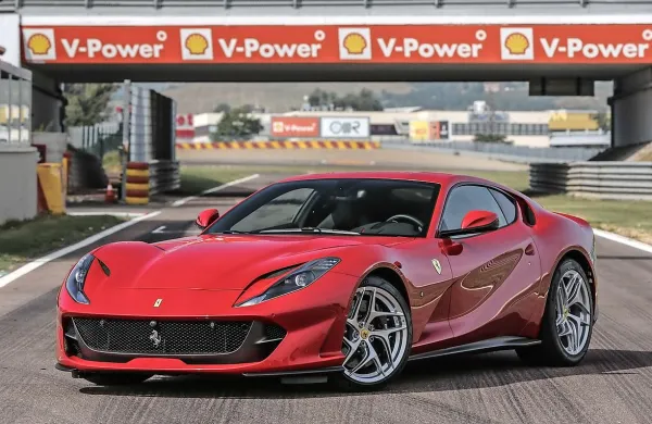 Najhitrejši ferrari doslej ima motor spredaj.