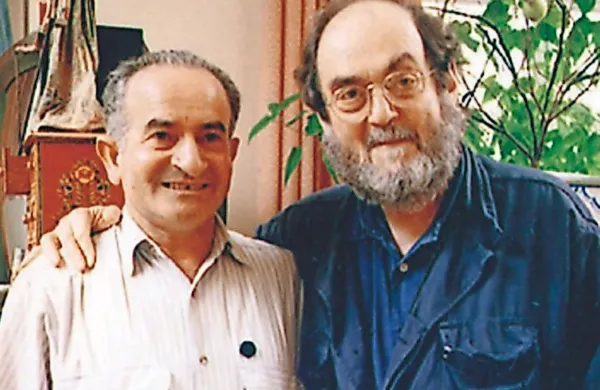 Emilio D'Alessandro (levo) doma hrani številne predmete Stanleyja Kubricka.