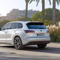 Tuareg sledi oblikam volkswagnovih konceptnih vozil. V Nemčiji je na voljo za dobrih 54 tisočakov.

