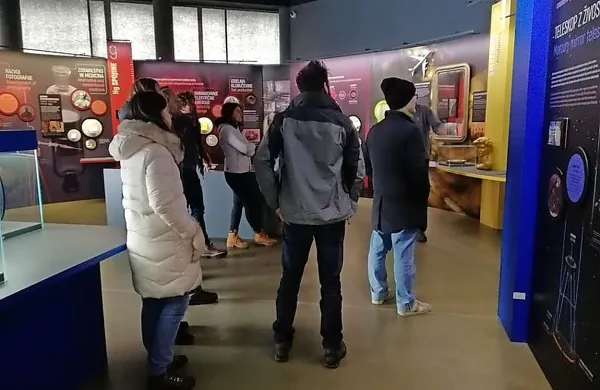 Udeleženci praktičnega projekta Esteam v idrijskem topilniškem 
muzeju.

 

