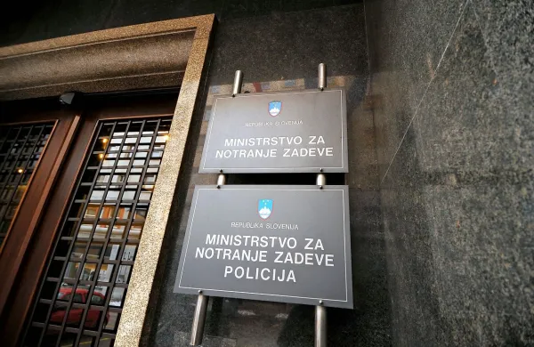 Sirskega begunca Ahmada Šamija naj bi danes zjutraj predali 
Hrvaški, a do deportacije ni prišlo. Na ministrstvu za notranje 
zadeve so pojasnili, da se  ob predvideni uri ni zglasil na 
ministrstvu.