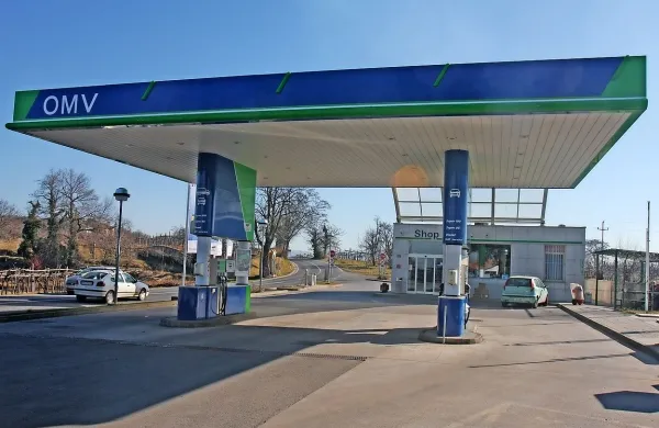Anže Ž. je lani oktobra najprej vlomil v bencinski servis v 
Dutovljah, tri dni zatem pa še v trgovino na nekdanjem mejnem 
prehodu Gorjansko. 